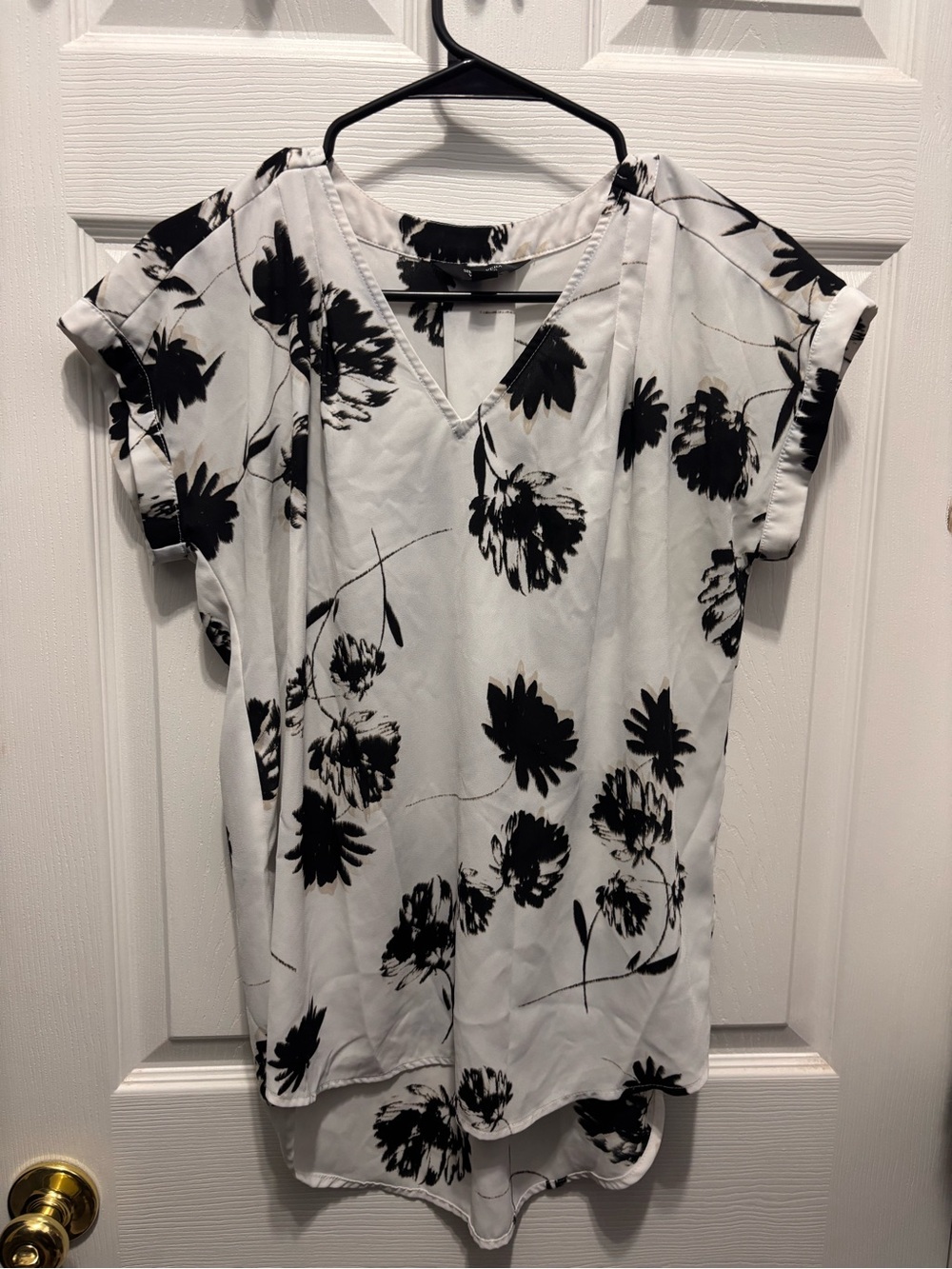 Simply Vera Women's Black & White Floral V-Neck Blouse
